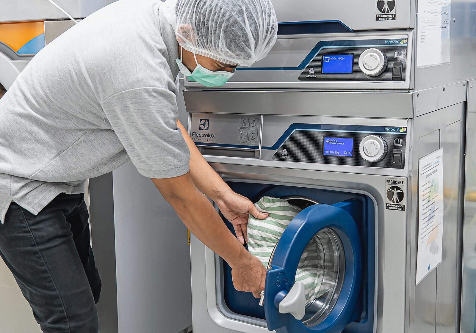 Wet cleaning chemical dosing